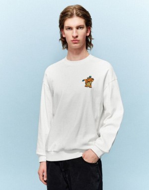 Urban Revivo Cartoon Embossed Crew Neck スウェットシャツ メンズ 白 | 234690-XHD