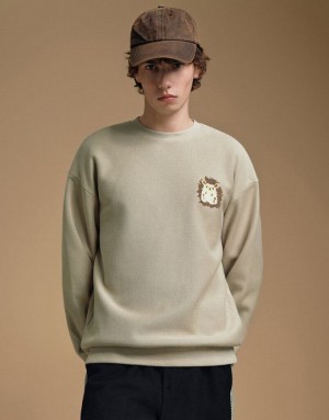 Urban Revivo Hedgehog Embroidered Crew Neck スウェットシャツ メンズ カーキ | 640179-HWK