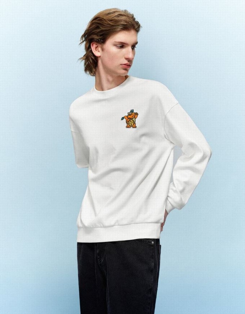 Urban Revivo Cartoon Embossed Crew Neck スウェットシャツ メンズ 白 | 234690-XHD